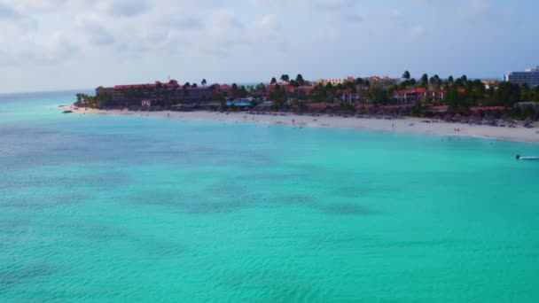 Aérea desde la playa de Manchebo en la isla de Aruba en el Caribe — Vídeos de Stock