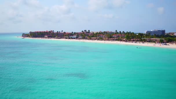 Aérea desde la playa de Manchebo en la isla de Aruba en el Caribe — Vídeo de stock