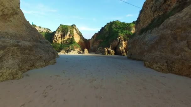 Natuurlijke rotsen bij Praia Tres Irmaos in Alvor, Portugal — Stockvideo