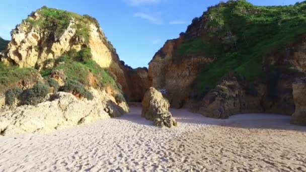 Природные скалы Прайя-Трес-Ирмаос в Алворе Португалия — стоковое видео