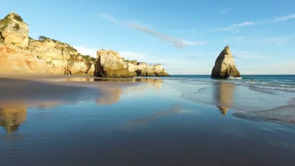 Naturalne kamienie w Praia Tres Irmaos Portugalia — Wideo stockowe