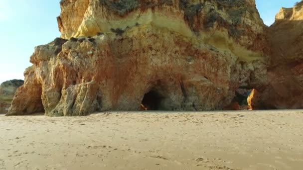 Rocas naturales en Praia Tres Irmaos en Alvor Portugal — Vídeo de stock