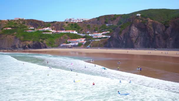 Luchtfoto van surfen op Arrifana in Portugal — Stockvideo