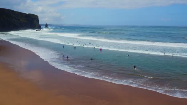 Aéreo do surf na Arrifana em Portugal — Vídeo de Stock