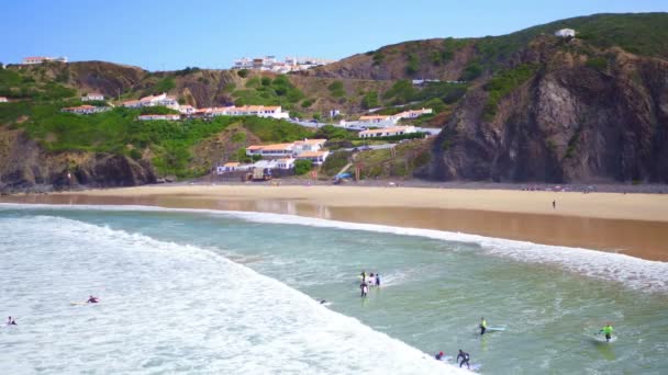 Авиация от серфинга в Arrifana в Португалии — стоковое видео