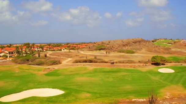 Aérea desde un campo de golf en la isla de Aruba en el Caribe — Vídeos de Stock