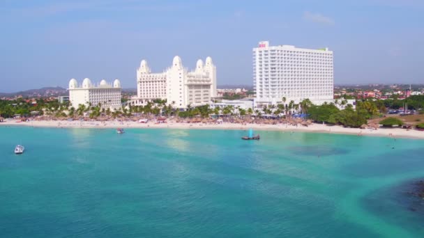 Aérea desde Palm Beach en la isla de Aruba en el Caribe — Vídeos de Stock