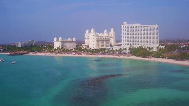 Aérien de Palm Beach sur l'île d'Aruba dans les Caraïbes — Video