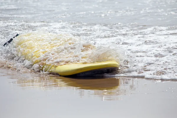 Tabla de surf flotando en el océano atlántico —  Fotos de Stock