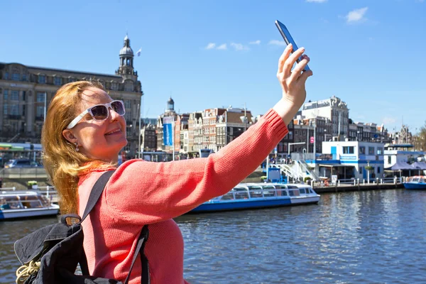 Młoda kobieta holenderski macierzystego, co selfie w centrum miasta, z — Zdjęcie stockowe