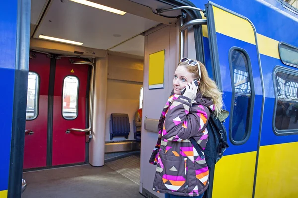 Young native dutch woman calling at the train station in Amsterd — Stock Photo, Image