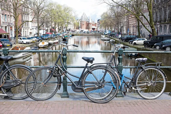 Живописный город Амстердам в Нидерландах — стоковое фото