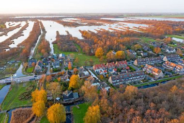 Günbatımında Hollanda 'daki Ankeveen ve Ankeveense plassen' den havadan.