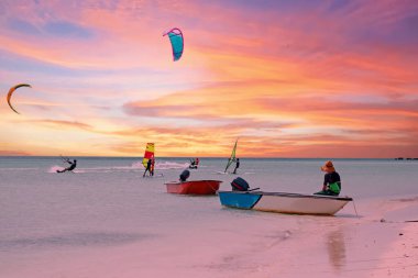 Gün batımında Karayip Denizi 'ndeki Aruba adasındaki Palm Beach' te su sporları