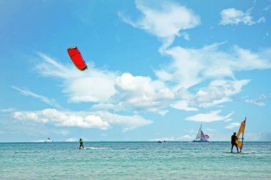 Karayip Denizi 'ndeki Aruba adasındaki Palm Beach' te su sporları 