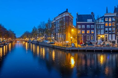 Hollanda, Amsterdam 'daki Keizersgracht' ta güzel bir gün batımı.