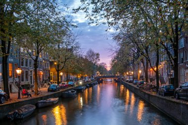 Amsterdam 'daki Keizersgracht' da gece vakti şehir manzarası.