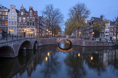 Hollanda, Amsterdam 'daki Keizersgracht' ta güzel bir gün batımı.