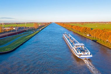 Hollanda 'daki Amsterdam Rijn Kanalı' ndaki bir yük gemisinden havadan.