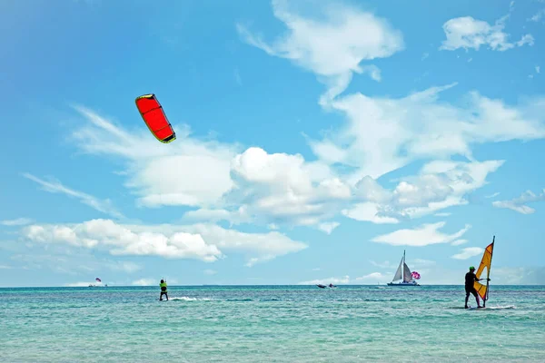 カリブ海のアルバ島のパームビーチでウォータースポーツ — ストック写真