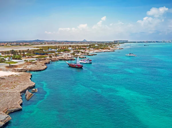 カリブ海のパームビーチとアルバ島からの航空 — ストック写真