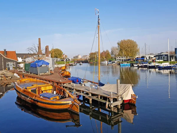 Порт Хёйзен Старомодными Лодками Нидерландах — стоковое фото