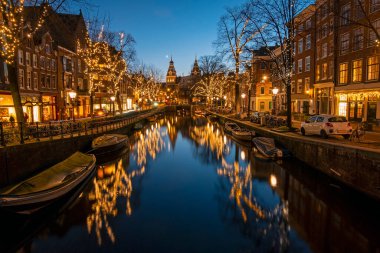 Amsterdam 'da Noel. Hollanda. Gün batımında.