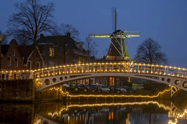 Středověký Větrný Mlýn Městě Dokkum Nizozemsku Vánocích Soumraku — Stock fotografie
