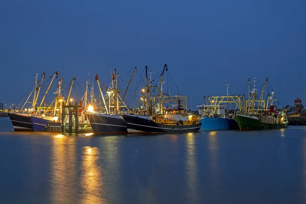 Halászhajók Hollandiai Lauwersoog Kikötőjében Éjszaka — Stock Fotó