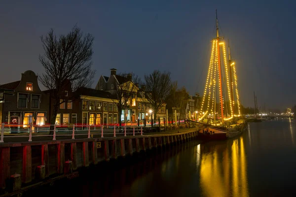 Dekorerad Traditionell Segelfartyg Hamnen Från Harlingen Nederländerna Christmastime Natten — Stockfoto