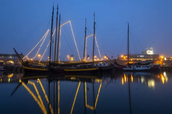 Dekorerad Traditionell Segelfartyg Hamnen Från Harlingen Nederländerna Christmastime Natten — Stockfoto