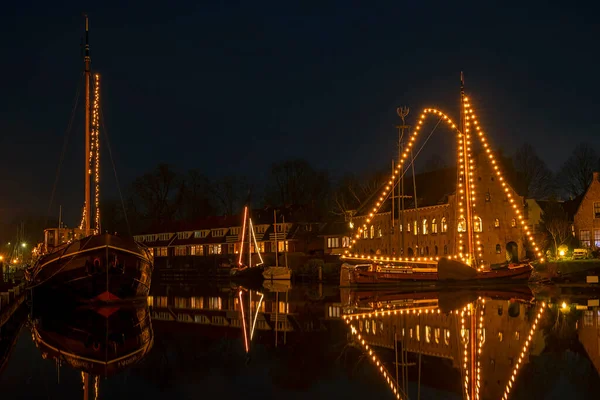 Gedecoreerde Traditionele Boten Haven Van Dokkum Nederland Met Kerst Nachts — Stockfoto