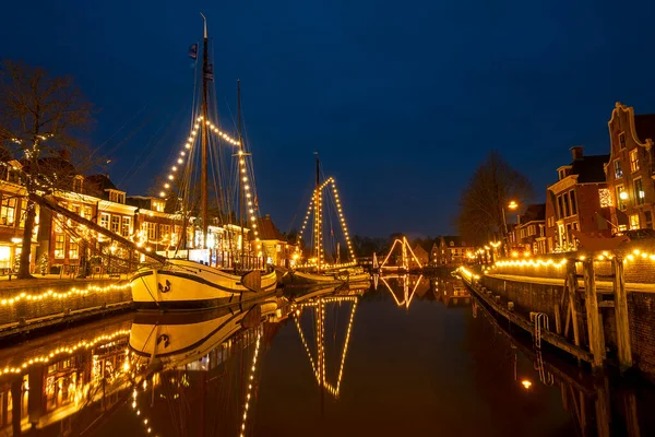 Hollanda Daki Dokkum Limanındaki Geleneksel Tekneleri Noel Gecesi Süsledi — Stok fotoğraf