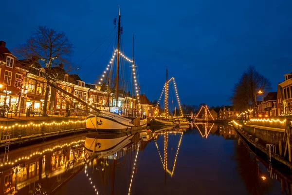 Barcos Tradicionales Decorados Puerto Dokkum Los Países Bajos Navidad Atardecer —  Fotos de Stock