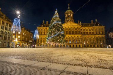 Hollanda 'da gece vakti Amsterdam' daki Baraj Meydanı 'nda Noel.
