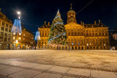 Hollanda 'da gece vakti Amsterdam' daki Baraj Meydanı 'nda Noel.