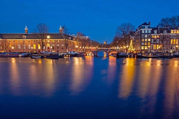 Miasto Malownicze Amsterdamu Nocą Nad Rzeką Amstel Holandii — Zdjęcie stockowe