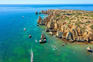 Ponte Piedade 'den Lagos' taki deniz feneri Algarve Portekiz 'e giden hava aracı.