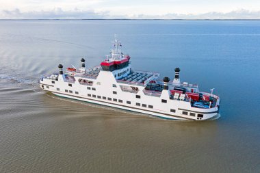 Ameland feribotundan Hollanda 'daki Holwerd' e gelen hava aracı.