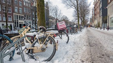 Hollanda 'da kışın Amsterdam' da karlı bir şehir