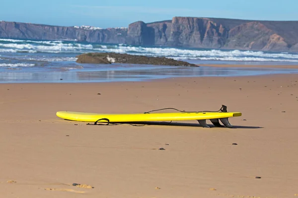 Prancha Surf Deitada Praia Portugal — Fotografia de Stock