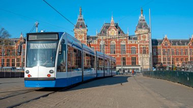 Hollanda, Amsterdam 'daki Merkez İstasyonu önünde tramvay sürüyor.