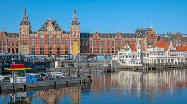 Hollanda 'daki Merkez İstasyonu ile Amsterdam' dan şehir manzarası