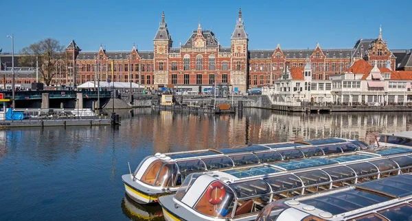 オランダの中央駅を持つアムステルダムからの都市景観 — ストック写真