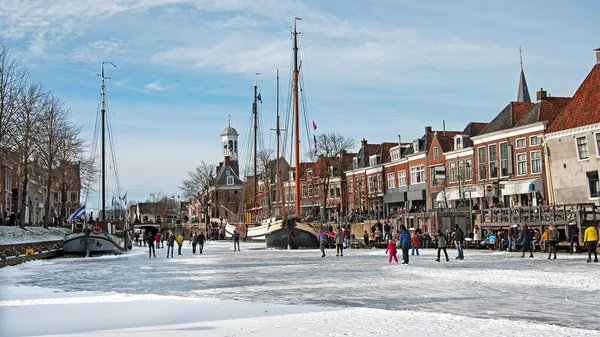 Hollanda Nın Dokkum Kentindeki Kanallarda Kış Eğlencesi — Stok fotoğraf