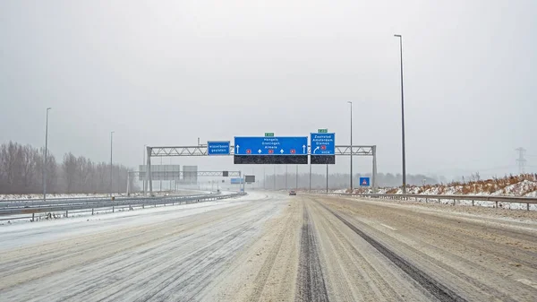 Οδήγηση Στον Αυτοκινητόδρομο Κατά Διάρκεια Χιονοθύελλας Χειμώνα Στην Ολλανδία — Φωτογραφία Αρχείου