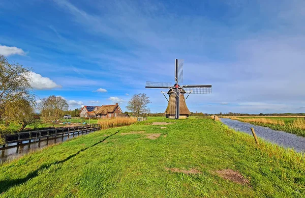 荷兰农村的Oudkerker风车 — 图库照片