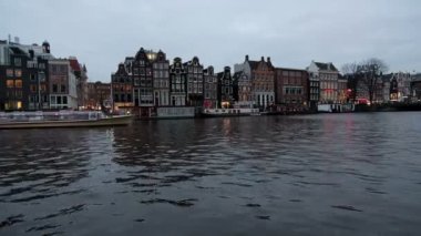 Amsterdam 'da Amstel nehrinde gün batımında gezinti