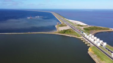 Hollanda 'daki Afsluitdijk' teki Kornwerderzand 'daki atıklardan gelen hava.