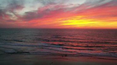 Portekiz 'in batı kıyısında güzel bir günbatımından kalma hava.